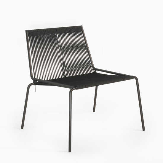 Studio Thorup Noel Lounge Chair, Sort stel og sort flagline