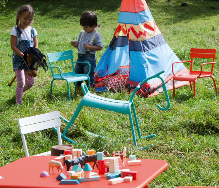 Vedligeholdelsesfri FERMOB havemøbler til børne i 24 flotte farver
